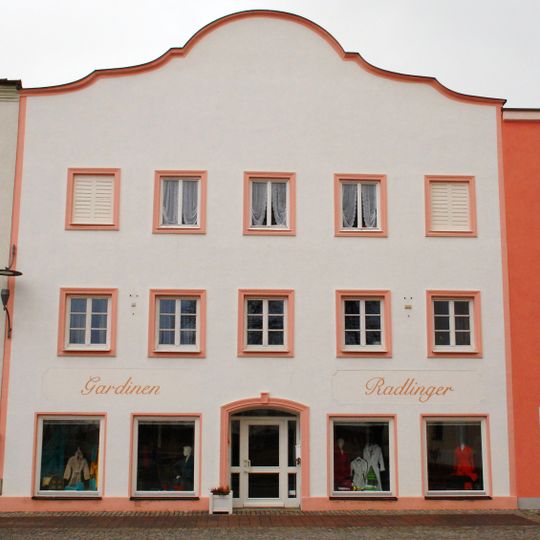 Wohn- und Geschäftshaus