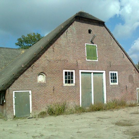 Boerderij, dwarshuis, fraai met riet gedekt. Eiland waarop eens het huis Den Engh stond. Koetshuis, laag langgerekt gebouw, 18e eeuw
