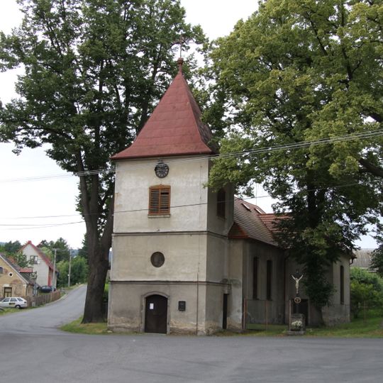 Kříž vedle kostela v Obecnici