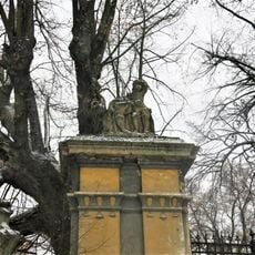 Sousoší putů vlevo u brány do zámecké zahrady v Liběšicích