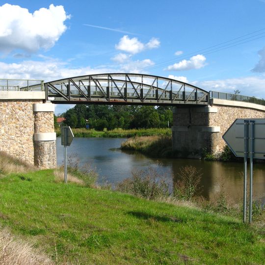 Bridge over the lateral canal in Chramostek