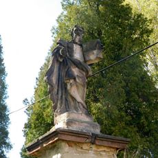 Socha svatého Petra u kostela v Jesenici