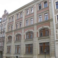 Mietshaus in geschlossener Bebauung mit rückwärtigem Gewerbegebäude, zusammengehörig mit Nr. 34 Markusstraße 32