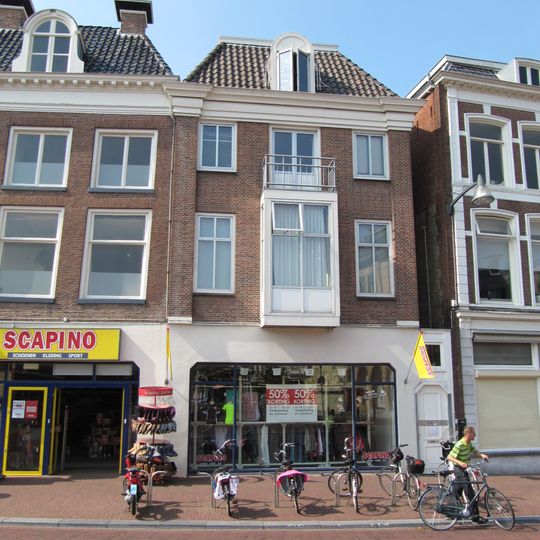 Pand met twee verdiepingen met geblokte kroonlijst onder schilddak