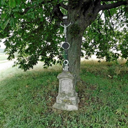 Kříž při cestě k hřbitovu v Herálci