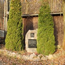 Pomník Horymíra Maloty v Měníku u Třesínské jeskyně