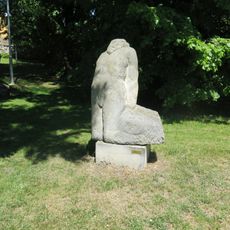 Kamenná plastika Muž s bolestí v parku v Radonicích