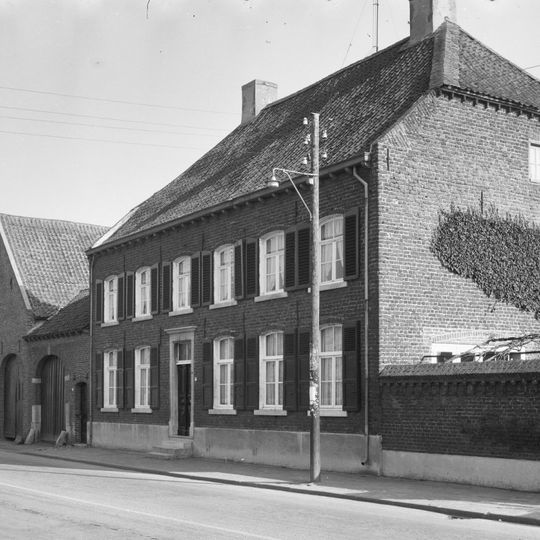 Maasheuvel 11, Roosteren