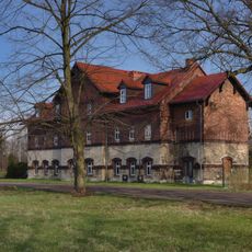 Budynek administracyjny i dawnej mleczarni w zespole folwarcznym w Świerklańcu