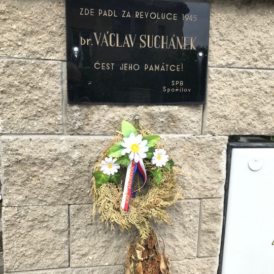 Pamětní deska Václava Suchánka na plotě domu V zápolí 1103/5 na Kačerově