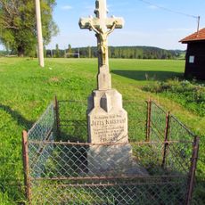 Kříž u hřiště v Radošově