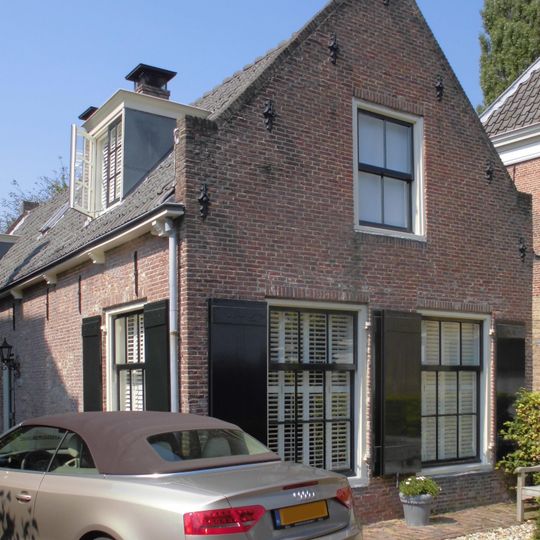 Pand met gepleisterde topgevel