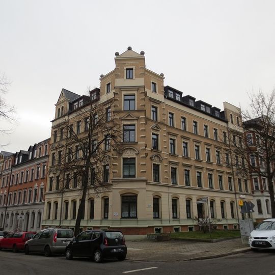 Mietshaus in geschlossener Bebauung und Ecklage, mit Vorgarten Weststraße 112