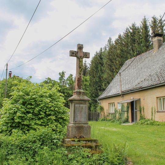 Kříž v Herolticích u silnice