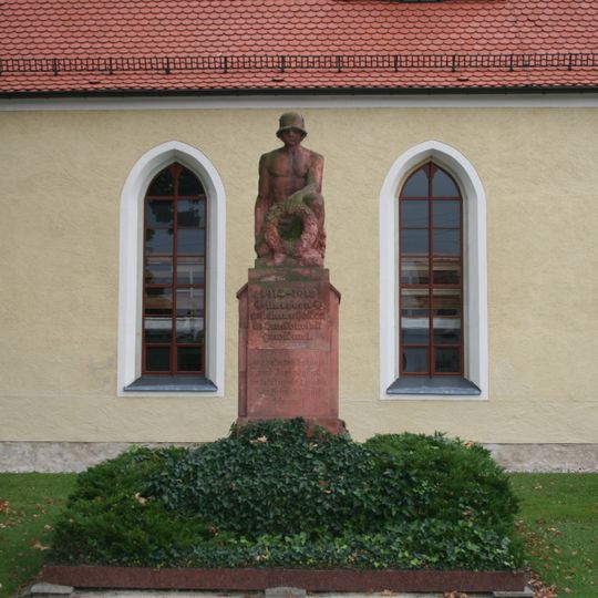 Denkmal für die Gefallenen des 1. Weltkrieges und Gedenkbaum mit Erinnerungsstein auf dem Kirchhof Liegaer Straße -