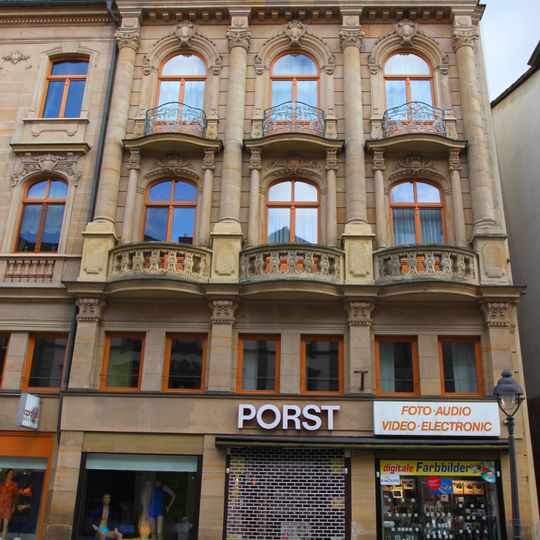 Urbanes Wohn- und Geschäftshaus