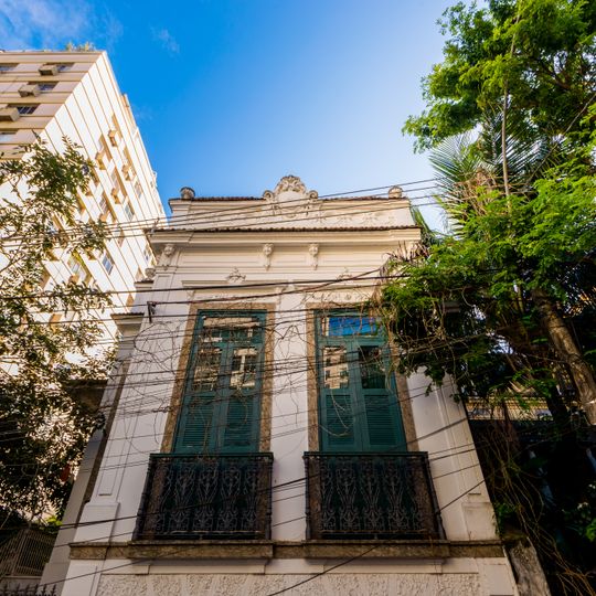 Edifício à rua Ribeiro de Almeida, nº 23