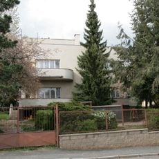 Vila Benešova č.p. 282 se zahradou a oplocením