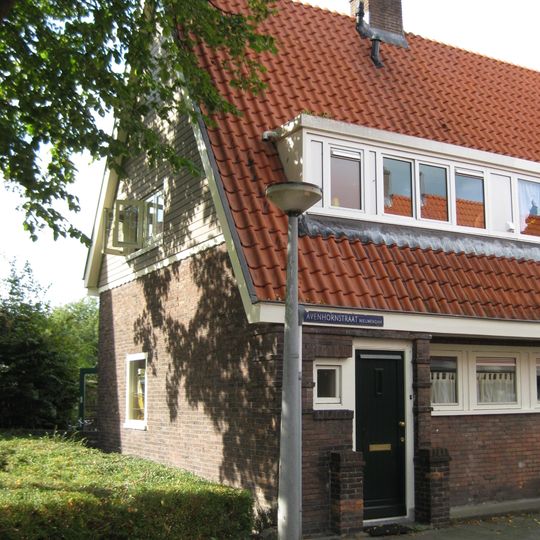 Blok met 8 keukenwoningen, zo genoemd vanwege destijds nieuwe plaatsing van keuken aan de voorzijde, aan de zijkant een houten topgevel, bouwstijl Amsterdamse School.