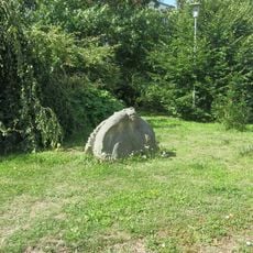 Kamenná plastika draka u školy v Železnické ulici v Jičíně