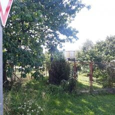 Kříž v Buřenicích v zahradě