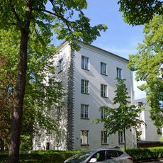 Wohnhaus in halboffener Bebauung konzipiert, mit Vorgarten und Garten (Nebenanlagen) Henriettenstraße 34