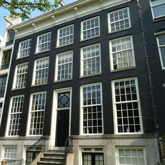 Dubbel huis met gevel onder lijst met consoles deur en stoephekken