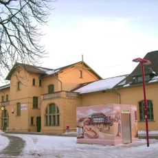 Empfangsgebäude des Bahnhofs und Bahnsteige mit Überdachungen sowie einem Dienstraum Bahnhofsallee 1 (Bahnhofsvorstadt)