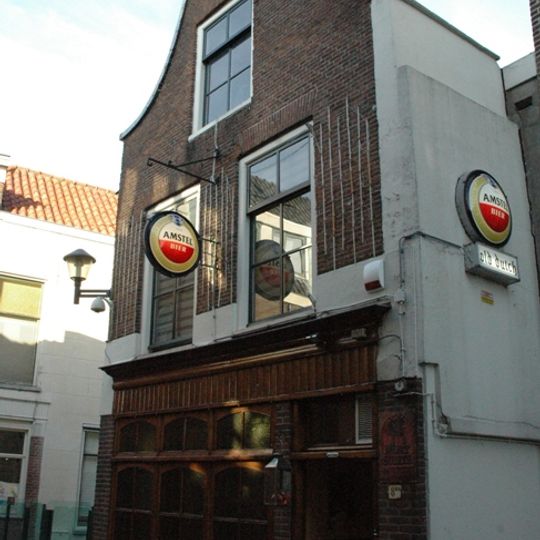 Huis met tuitgevel met driehoekig fronton