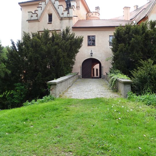 Severozápadní vstupní most zámku Vrchotovy Janovice