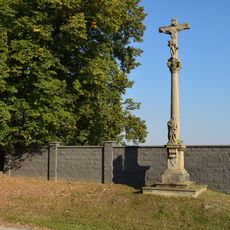 Krucifix se sochou Panny Marie Bolestné