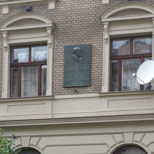 Pamětní deska Jindřicha Vančury na domě Holečkova 1043/22 na Smíchově