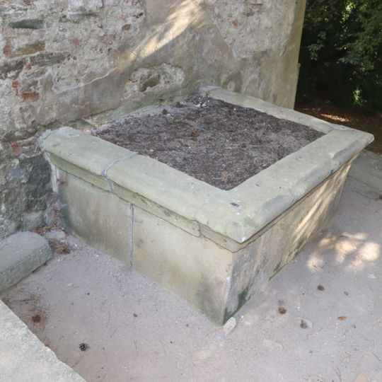 Kašna pod mostem na zámku v Náměšti nad Oslavou