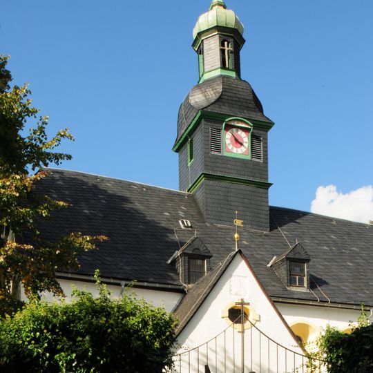 Einzeldenkmale der Sachgesamtheit Kirche und Kirchhof Helbigsdorf: Kirche, Mauer , drei Grabmale , Steinkreuz , Grufthaus und Gedenkstein für die Gefallenen des Ersten und Zweiten Weltkrieges Hauptstraße 58a