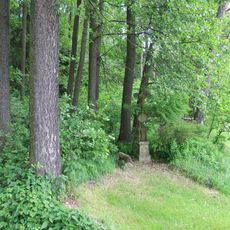 Kříž u okraje lesa severovýchodně od Hatína