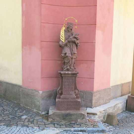 Socha svatého Jana Nepomuckého vlevo od vchodu do kostela svatého Vavřince v Jilemnici