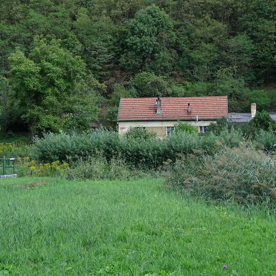 Mostek cesty k domu V Šáreckém údolí 106/33 přes pravé rameno Šáreckého potoka