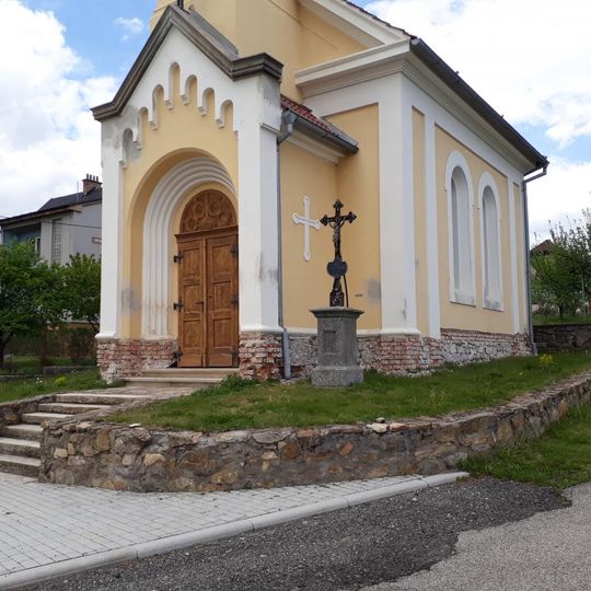 Kříž u kaple ve Lhoticích