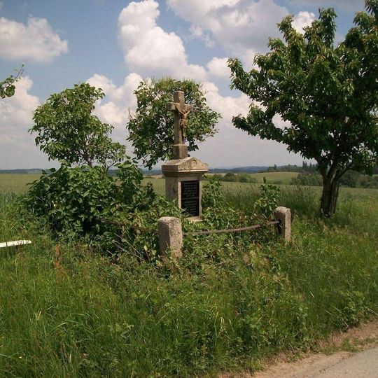 Kříž nad Chmelnou u polní cesty