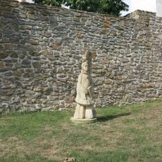 Socha Pierot na parkánu hradeb u Katovy uličky v Kadani