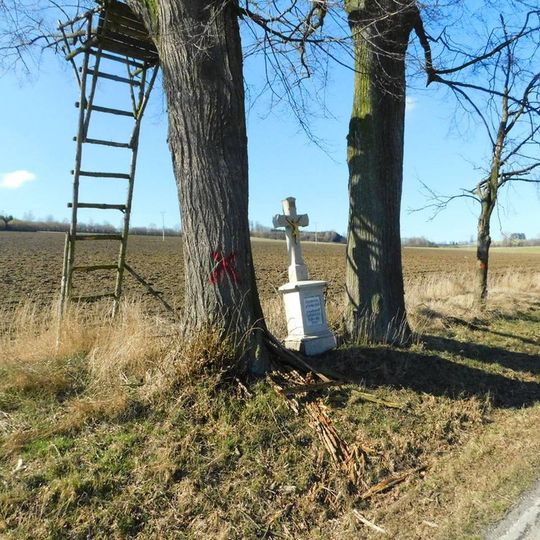 Kříž u silnice jihovýchodně od Rohozné