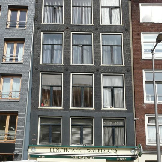 Huis met gevel onder rechte lijst met triglyfen