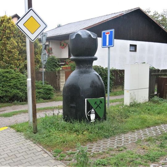 Plastika Černý pěšec u muzea v Nučicích
