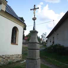 Kříž u kaple v Bolechově