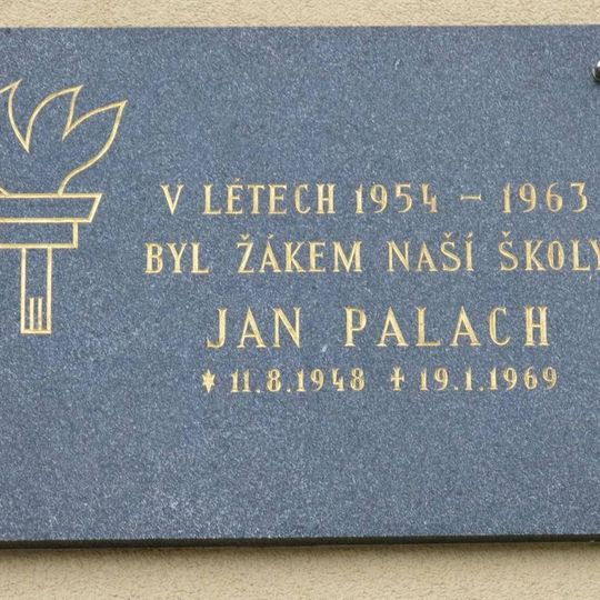 Pamětní deska Jana Palacha na škole ve Všetatech