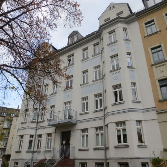 Mietshaus in geschlossener Bebauung mit Vorgarten Emilienstraße 32