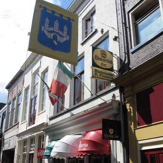 Pand met gepleisterde lijstgevel, dakkapel, muurankers, paneeldeuren op de verdieping en winkelpui