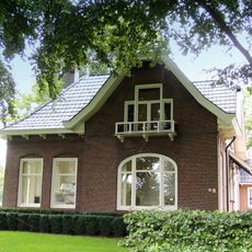 Rentenierswoning in Overgangsstijl met aangebouwde schuur
