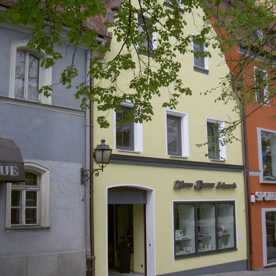 Wohn- und Geschäftshaus