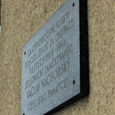 Pamětní deska Václava Náchodského na nádraží v Oskořínku